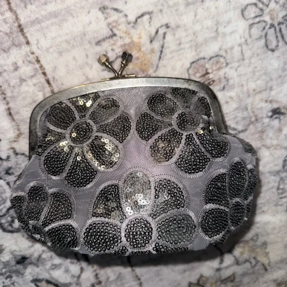 Elegant Gray Floral Sequin Clutch - Picture 2 of 4